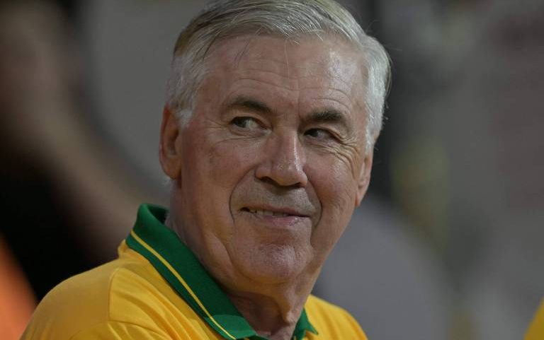 Carlo Ancelotti acompanha desfile no Sambódromo do Anhembi, em São Paulo
