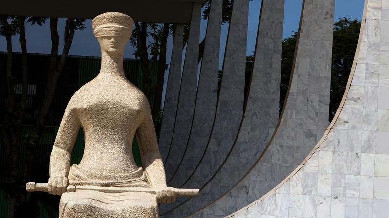 Estátua na frente da sede do STF, em Brasília