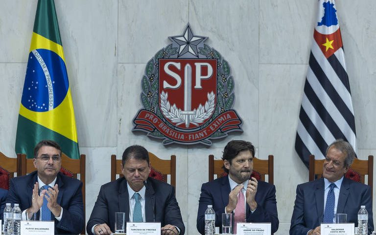 A partir da esq., Flávio Bolsonaro, Tarcísio de Freitas, André do Prado e o presidente do PL, Valdemar Costa Neto, durante evento na Alesp