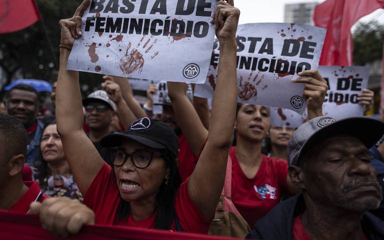 Ativistas do MTST realizam manifestação na avenida Santos Dumont, na zona norte de São Paulo, em ato contra o feminicídio