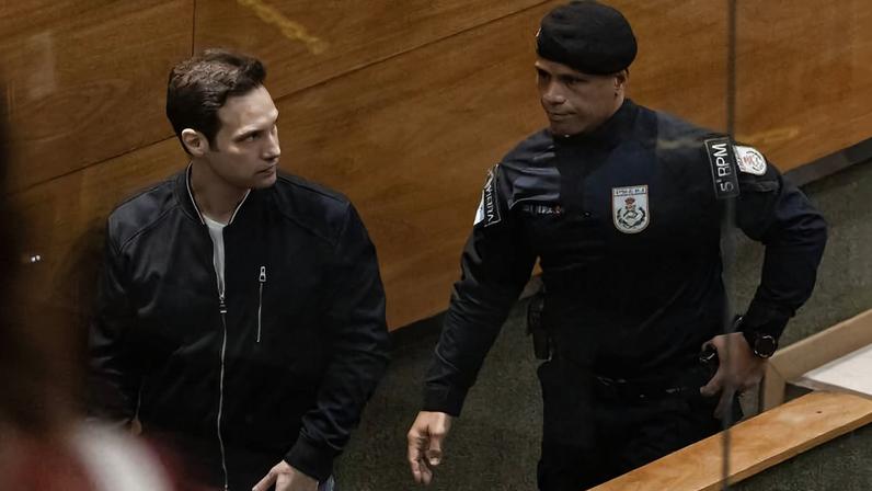 O ex-vereador Jairinho deixa o plenário após adiamento do julgamento pela morte de Henry, em março deste ano