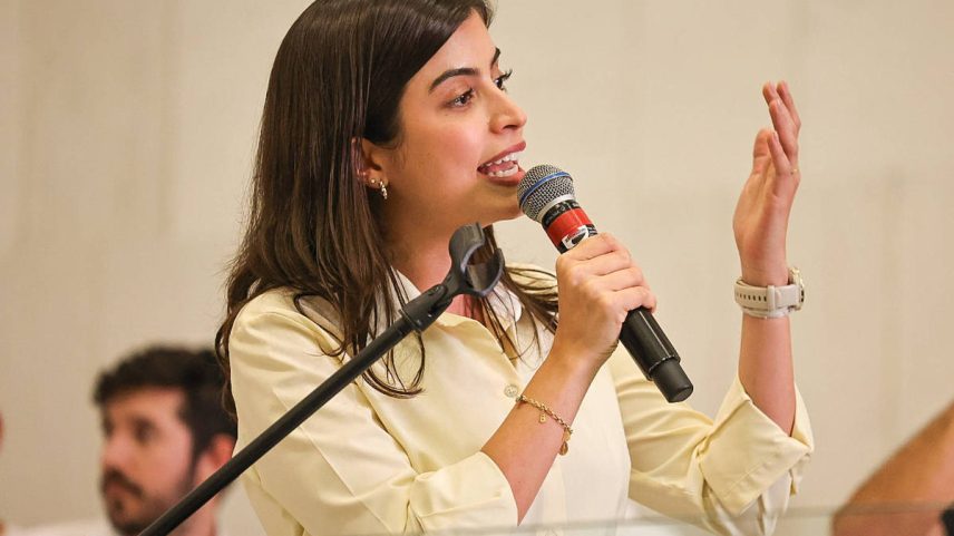 Tabata Amaral (PSB-SP) durante ato de filiação da ministra do Planejamento, Simone Tebet, ao PSB na Assembleia Legislativa de São Paulo