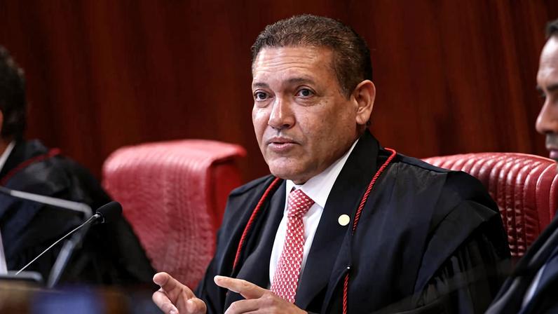 O ministro Kassio Nunes Marques em sessão plenária do TSE (Tribunal Superior Eleitoral)