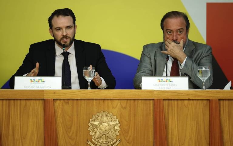 Ministros Dario Durigan (esq.), da Fazenda, e Alexandre Silveira, de Minas e Energia, anunciam medidas para redução de preço de combustíveis