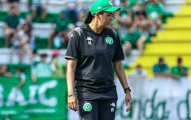 Nívia de Lima em ação como auxiliar técnica da Chapecoense no empate com o Vitória, pela Série A do Campeonato Brasileiro