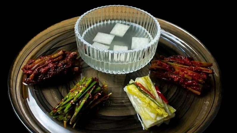 Kimchi branco mostra que o prato coreano vai muito além da pimenta