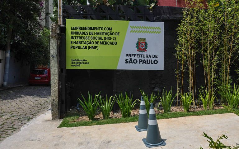Prefeitura de São Paulo exige instalação de placas com 'anúncio ostensivo' em empreendimentos com habitação popular
