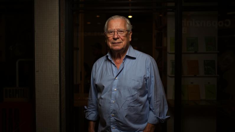 José Dirceu, 80, ex-ministro da Casa Civil, em frente à livraria Megafauna, no edifício Copan, no centro de São Paulo
