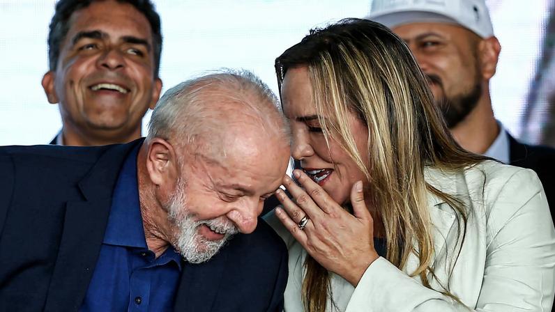 O presidente Luiz Inácio Lula da Silva ao lado da hoje governadora do DF, Celina Leão (PP)