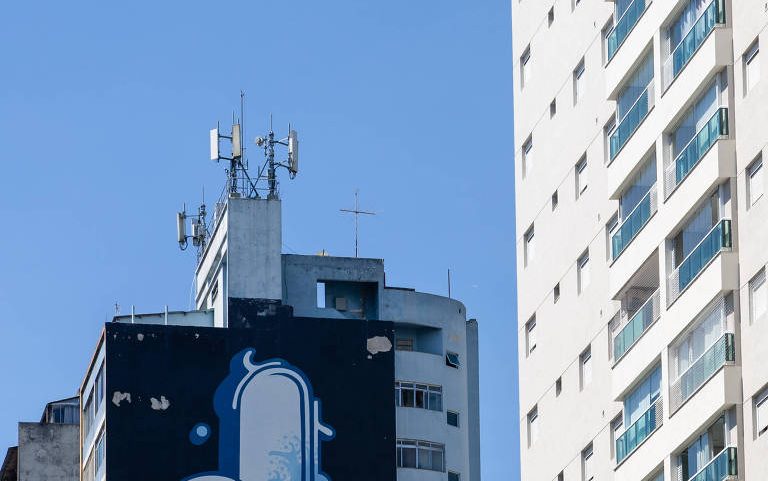 Antena de 5G no topo de edifício no centro de São Paulo