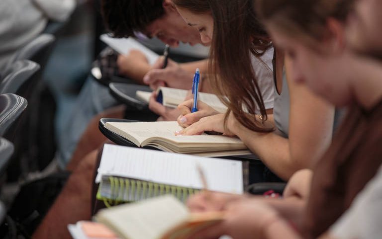 Estudantes durante aula em um cursinho pré-vestibular, em São Paulo