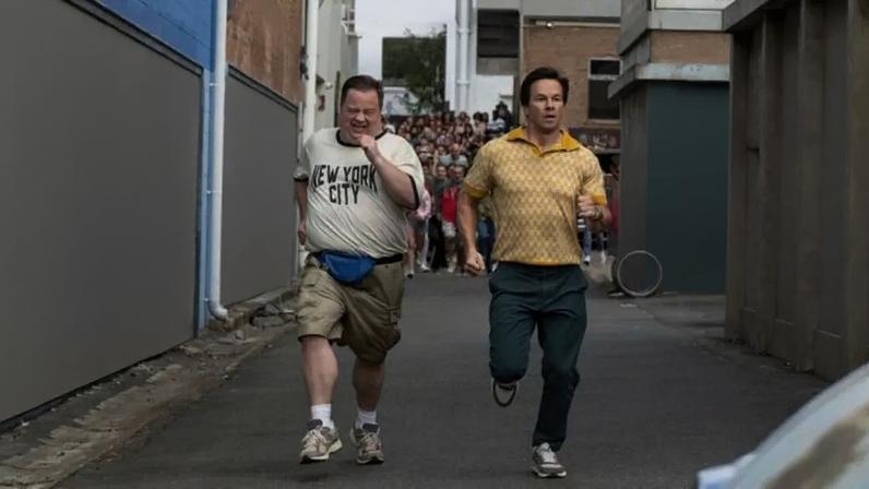 Paul Walter Hauser e Mark Wahlberg em cena de 'Bola Pra Cima', que faz um retrato estereotipado do Brasil