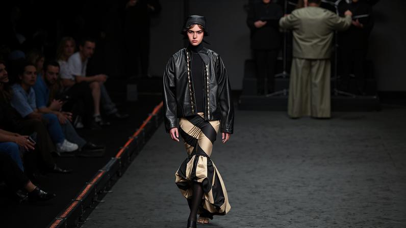À esquerda, modelo desfila saia de Isabela Capeto na Rio Fashion Week; à direita, as estilistas da marca