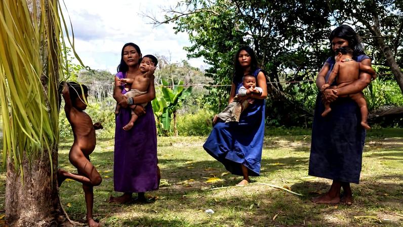 Mulheres e crianças pirahãs aguardam término de reunião de indígenas com servidores da Funai na aldeia Piquiá, na Terra Indígena Pirahã, no sul do Amazonas