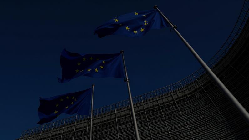 Bandeiras da União Europeia em frente à sede da Comissão Europeia em Bruxelas, na Bélgica