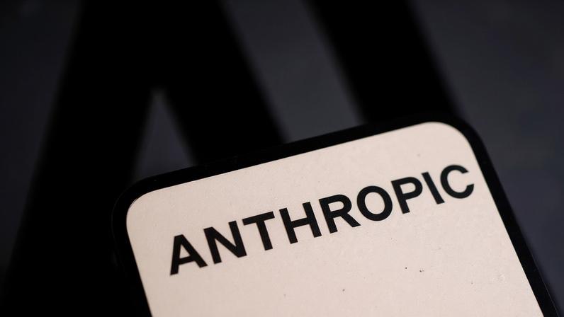 Logo da Anthropic na tela de um celular