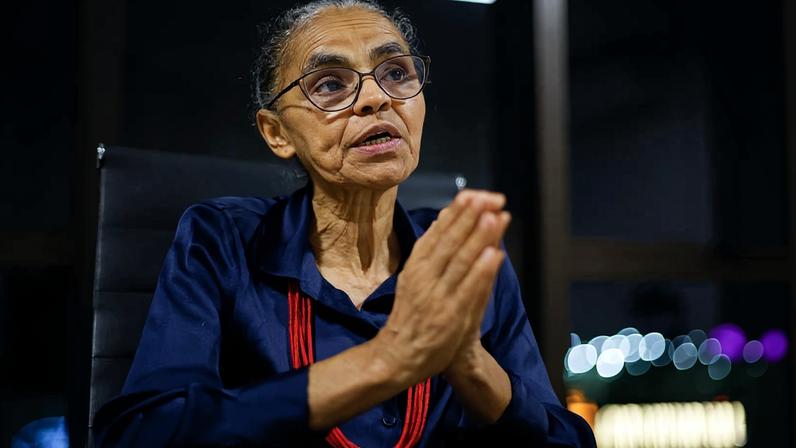 A ex-ministra do Meio Ambiente Marina Silva, durante entrevista à Folha em um escritório em Brasília