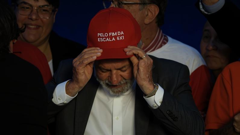 Lula coloca o boné com a frase "Pelo fim da escala 6x1"