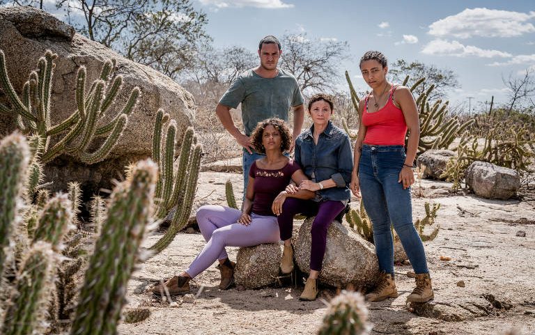 Os atores Thainá Duarte, Allan Souza Lima, Marcélia Cartaxo e Alice Carvalho em cena da segunda temporada da série 'Cangaço Novo'