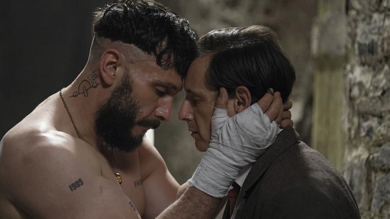 Richard Gadd (à esq) e Jamie Bell em cena de 'Pela Metade' ('Half Man'), minissérie da HBO