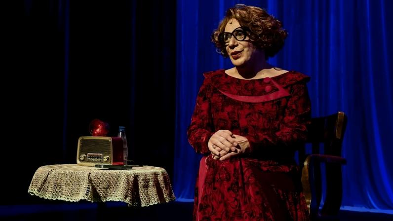 O ator e humorista Marcelo Medici em cena com o monólogo "Dona Lola" - Lenise Pinheiro / Divulgação