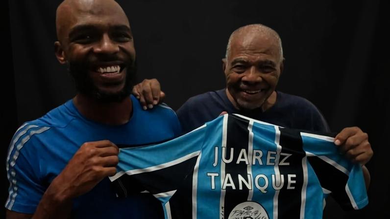 Juarez Teixeira (1928-2026), à direita, com o neto Décio