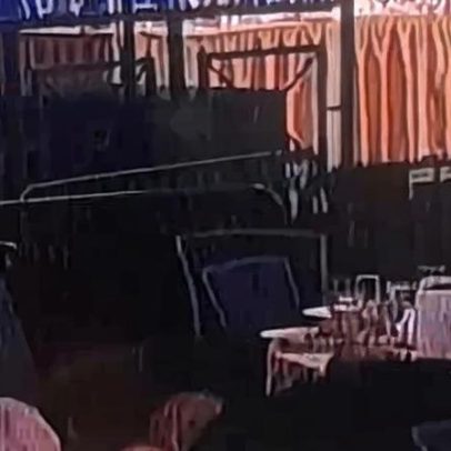 Homem continua comendo salada durante tiroteio