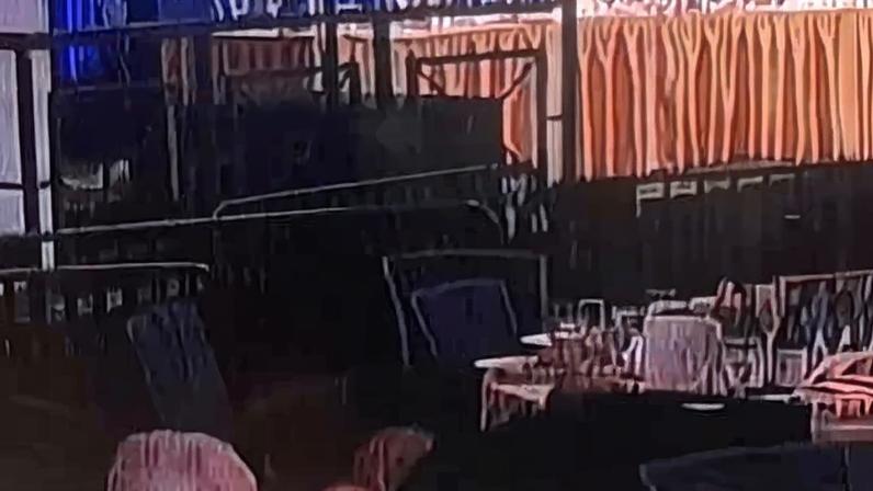 Michael Glantz come tranquilamente sua salada durante o caos no jantar dos correspondentes da Casa Branca