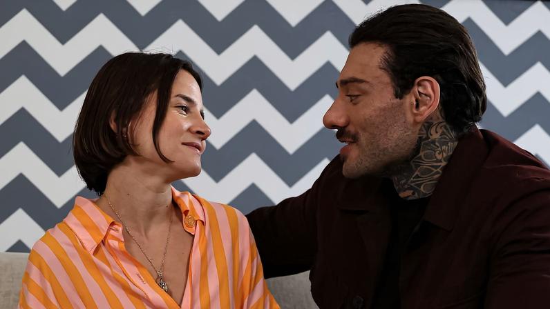 Bianca Comparato e Lucas Lucco em cena de 'Quem É o Pai do Meu Bebê'