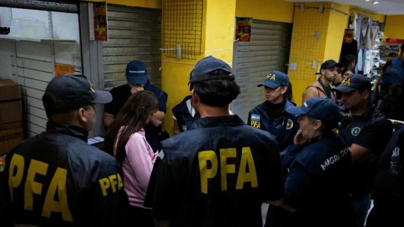 Comerciante Julia Veigas, 47, em sua loja em uma galeria do bairro Liniers, em Buenos Aires
