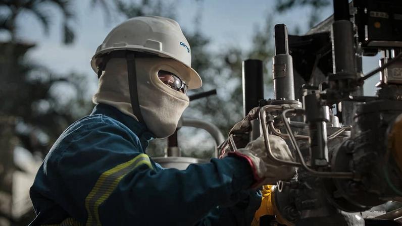 Funcionário em centro de operações da Comgás em SP; empresa é parte da Compass, que prepara IPO