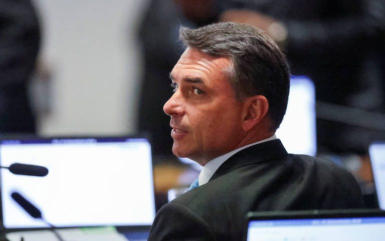 O senador Flávio Bolsonaro, durante sessão no Senado