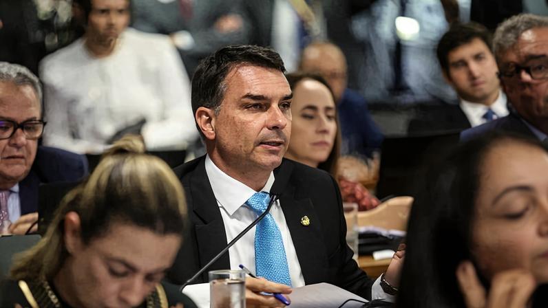 O senador Flávio Bolsonaro (PL-RJ) no Senado Federal durante a sabatina de Jorge Messias para uma vaga no STF (Supremo Tribunal Federal)