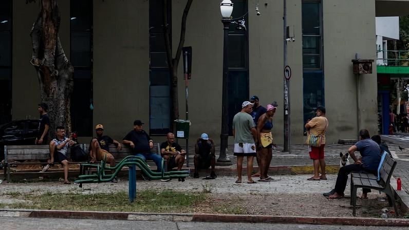 Grupo descansa na praça Marechal Deodoro, no distrito de Santa Cecília, na região central de São Paulo - Rafaela Araújo / Folhapress