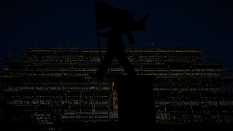 Estátua instalada por Banksy em Londres no final de abril de 2026