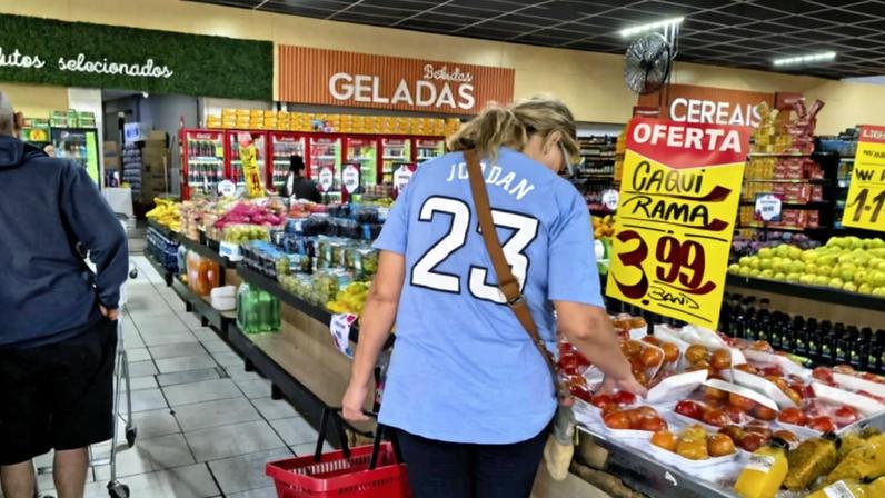 Consumidora no novo espaço 'Viver Bem', inaugurado pelo Carrefour na loja do bairro Anália Franco, em São Paulo