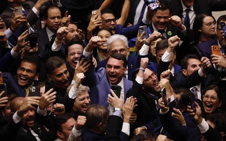 Parlamentares da oposição, com Flávio ao centro, comemoram a derrubada do veto ao projeto da dosimetria em sessão do Congresso