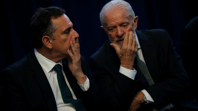 O presidente Luiz Inácio Lula da Silva (PT) e o senador Rodrigo Pacheco (PSB-MG) em cerimônia no Palácio do Planalto
