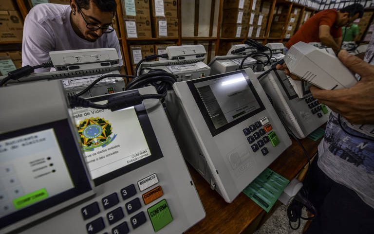 Funcionários do TRE trabalham nos testes finais das urnas eletrônicas