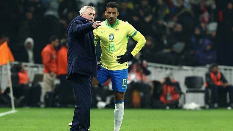 O lateral esquerdo Nilton Santos (à esq.) e o ponta-esquerda Zagallo celebram, no vestiário, a vitória do Brasil sobre a União Soviética na Copa de 1958