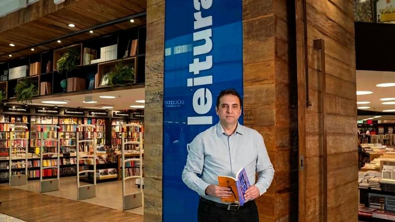 Marcus Teles, CEO da rede de livrarias Leitura, em frente a uma das lojas da rede