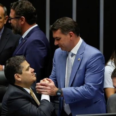 Flávio Bolsonaro nega acordo para trocar CPI do Master por dosimetria