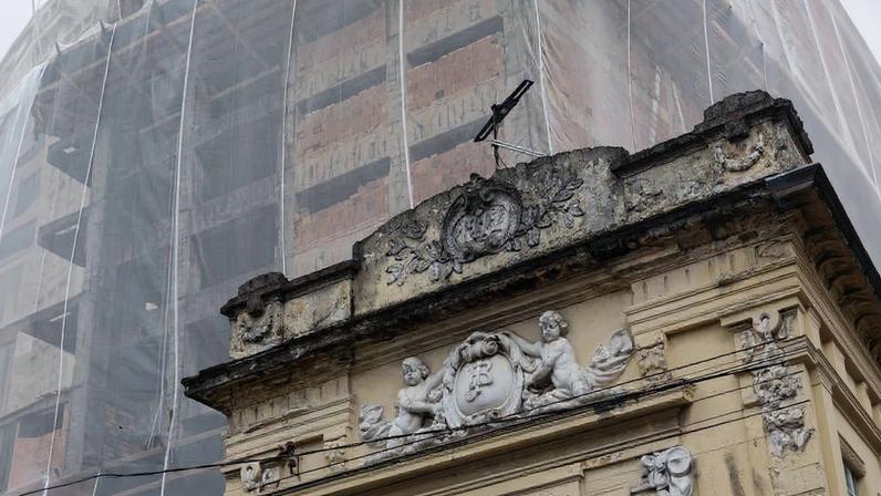Demolição do Caveirão foi iniciada na quarta-feira (29); casarões vizinhos exigem cuidados para não ruir