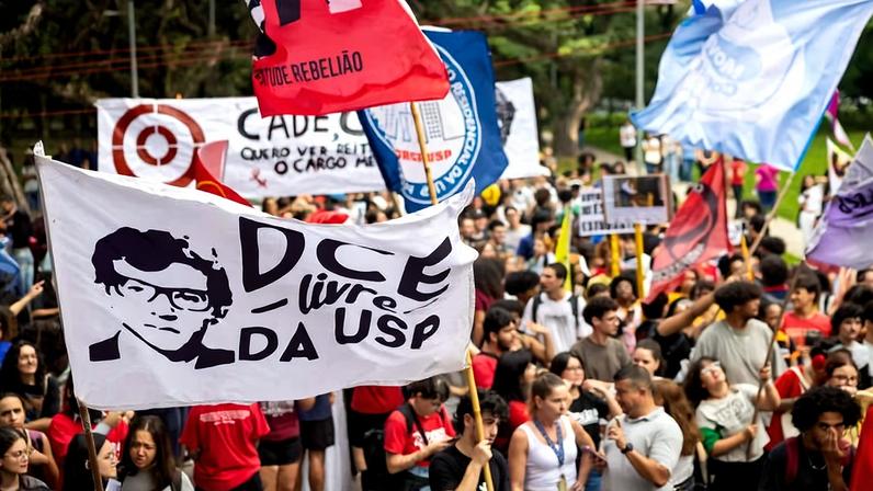 Estudantes em greve da USP (Universidade de São Paulo) realizam ato em frente à reitoria