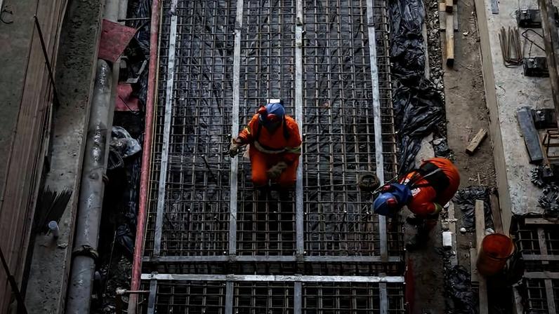 Operários trabalham em obra da estação Santa Marina, da linha 6-laranja do metrô; atividade não está sujeita a limite de ruído