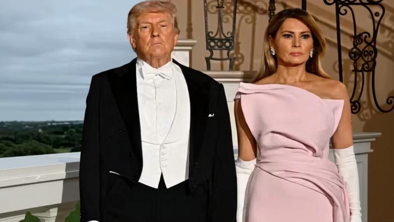 Donald Trump com Melania Trump; e a filha do político, Tiffany Trump, na Casa Branca, no dia do jantar oferecido pela presidência dos EUA ao Rei Charles III, em 28 de abril de 2026