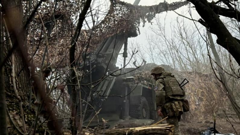 Um soldado das Forças Armadas da Ucrânia dispara contra tropas russas em uma posição na linha de frente, perto da cidade de Pokrovsk, na região de Donetsk