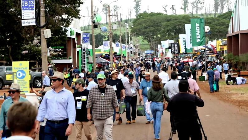 Visitantes caminham em rua da Agrishow, em Ribeirão Preto, no interior paulista