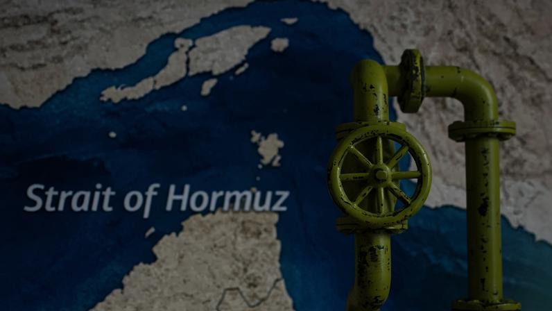 Mapa do Estreito de Ormuz em tons de azul e bege ao fundo com texto indicando o local. Em primeiro plano, válvula de tubulação metálica verde com sinais de ferrugem.