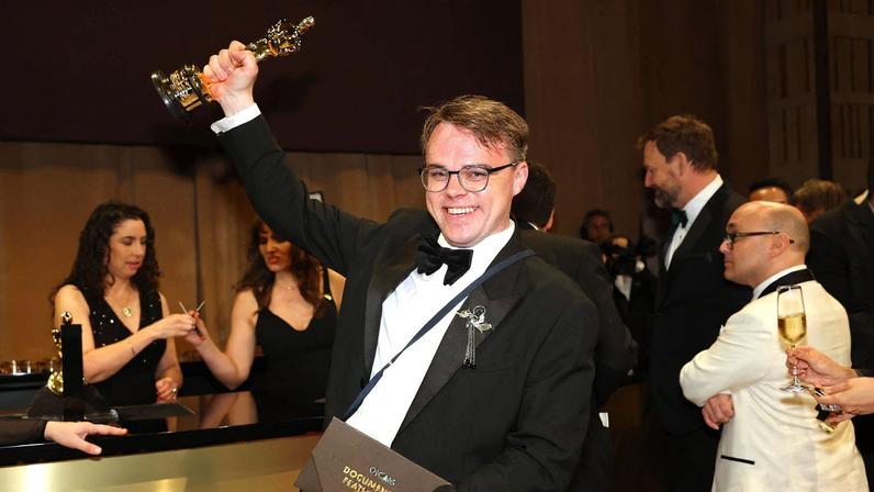Pavel Talankin segurando o Oscar que ganhou pelo filme 'Um Zé Ninguém Contra Putin'